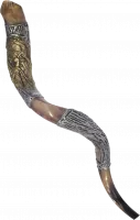 Polished kudu shofar, plated with silver and gold, with a pattern of a priest blowing a shofar, handmade